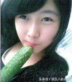 景区美女吃瓜,甜蜜瞬间定格成美景