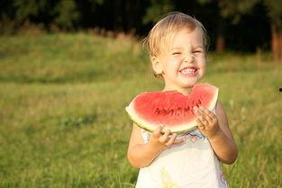 吃瓜吃爽的小孩,小孩吃瓜吃出童真快乐