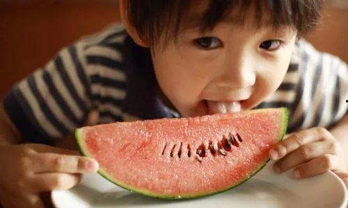 夏日吃瓜的感受,瓜果飘香——畅享清凉夏日美味之旅
