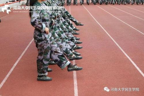 军训跳舞吃瓜图文,跳舞吃瓜，青春风采尽展