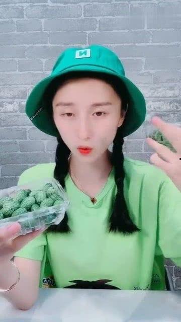 小姐姐吃小瓜,小姐姐与美味小瓜的浪漫邂逅