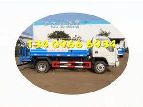 洒水车吃瓜,夏日街头趣味横生