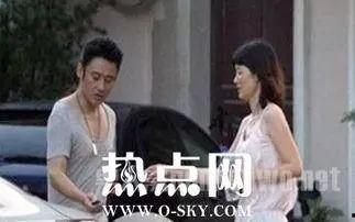 大爷吃瓜很开心,共享欢乐时光