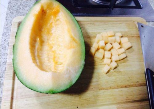 巴掌大小的哈密瓜怎么吃,小巧美味，轻松享用的夏日甜品